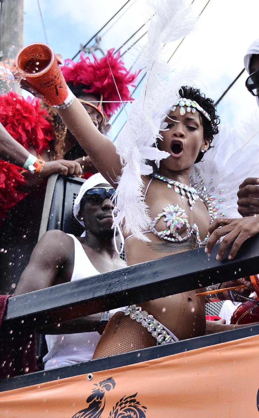 Rihanna Nip Slip Barbados Festival Photos Leaked 0001