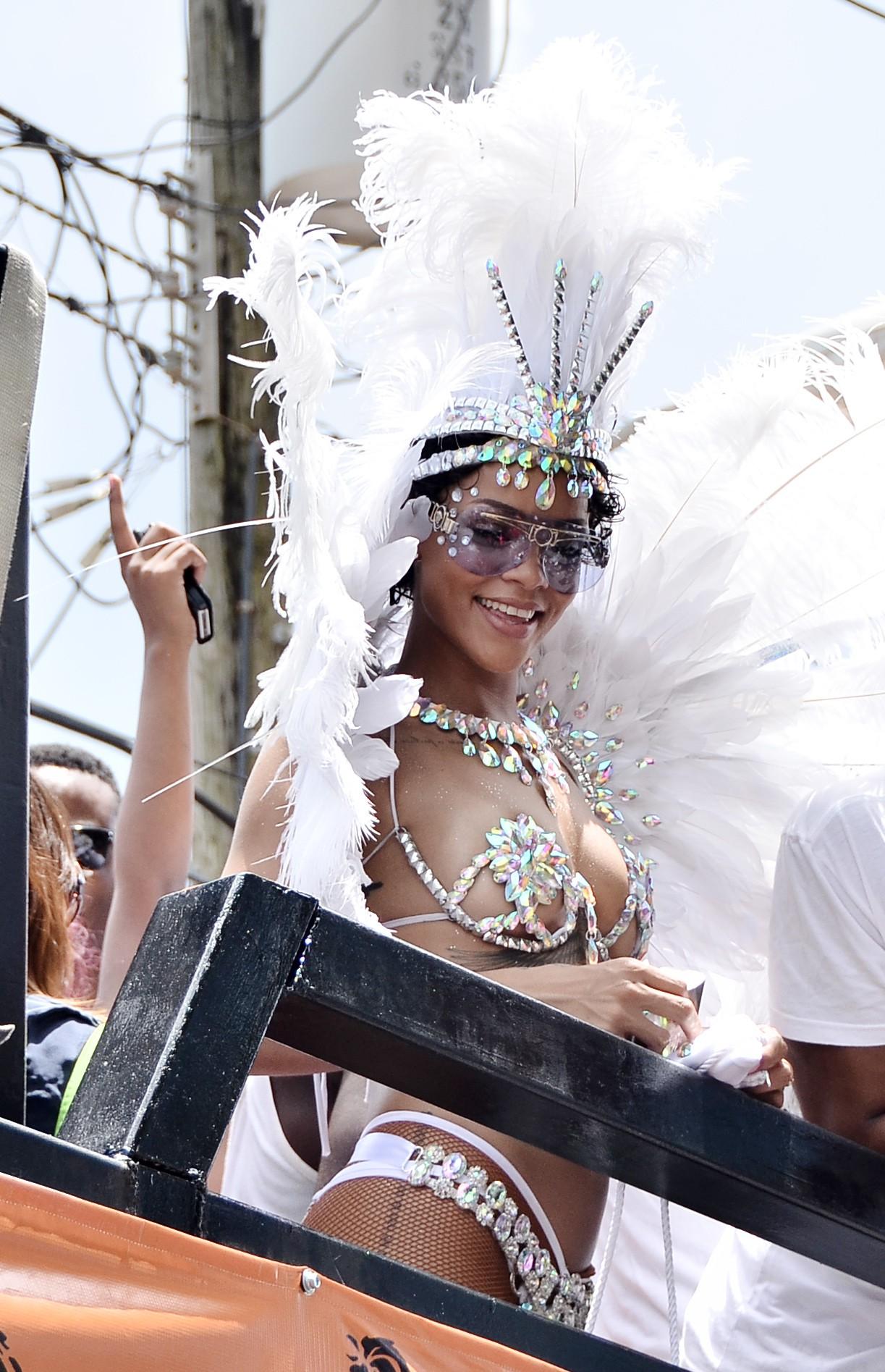 Rihanna Nip Slip Barbados Festival Photos Leaked 0014