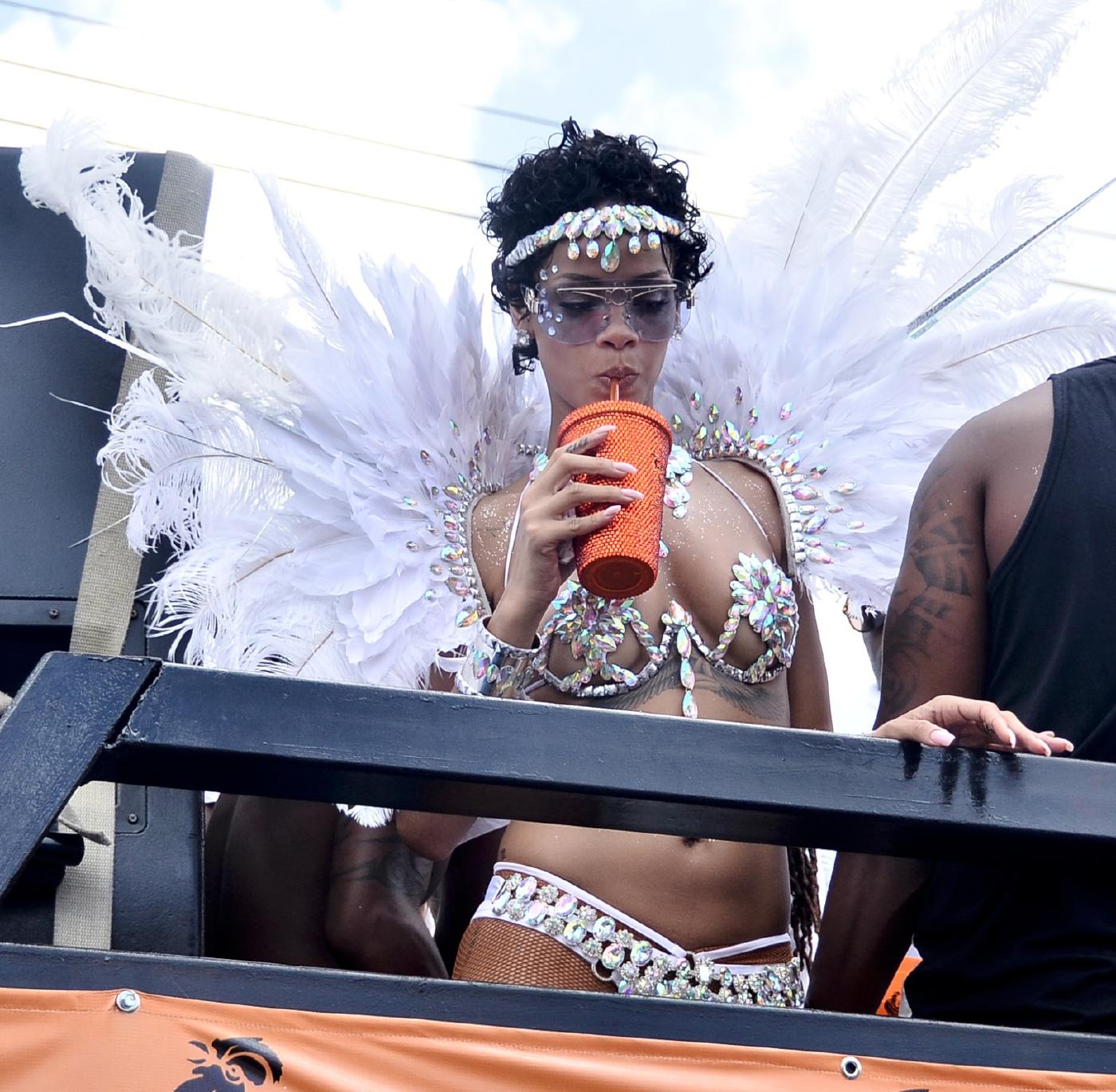 Rihanna Nip Slip Barbados Festival Photos Leaked 0017