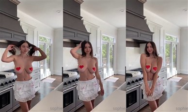 Sophie Mudd Onlyfans Bare Tits Covered Video Leaked