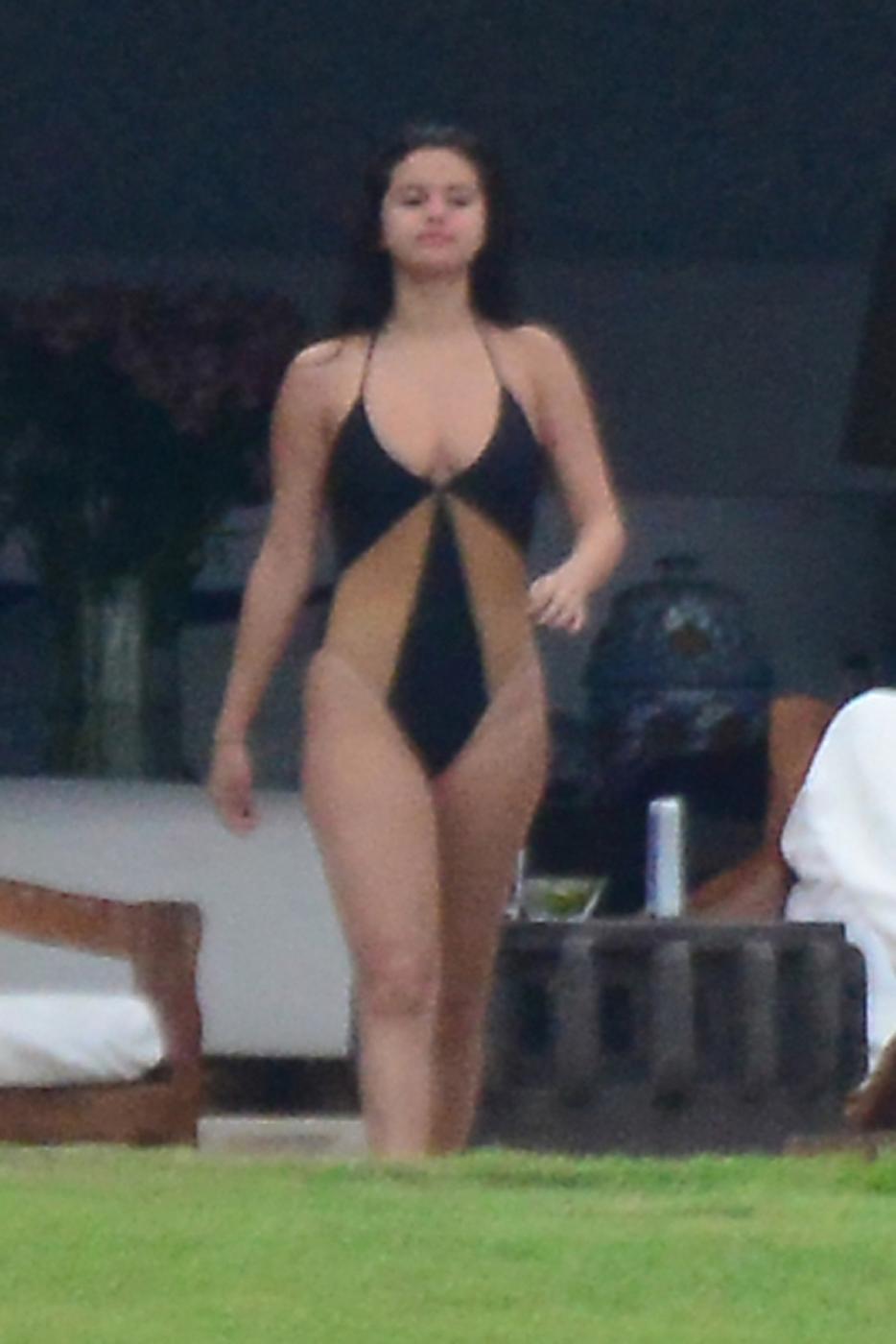 Selena Gomez Sexy One Piece Swimsuit Paparazzi Set Leaked 0001