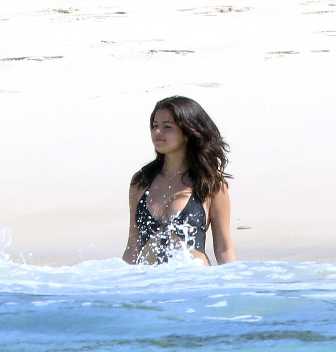 Selena Gomez Sexy One Piece Swimsuit Paparazzi Set Leaked 0019