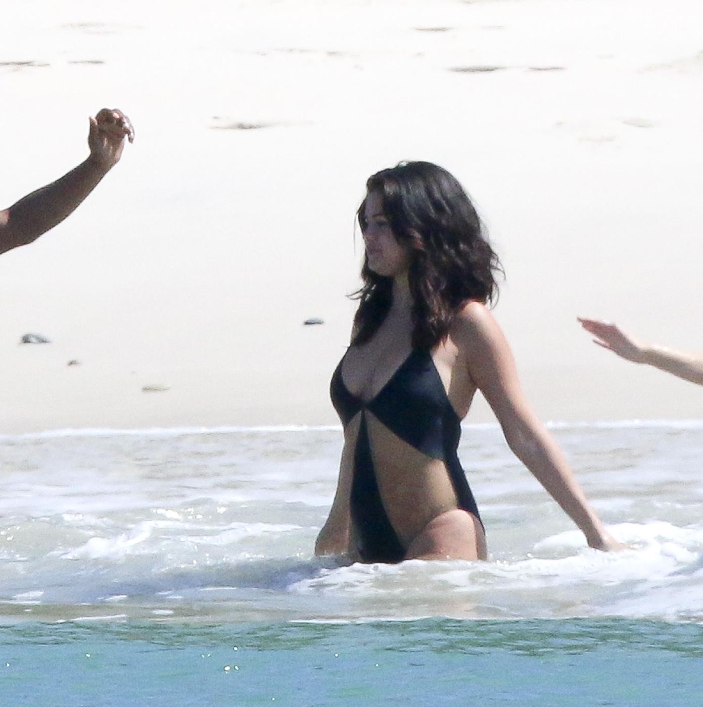 Selena Gomez Sexy One Piece Swimsuit Paparazzi Set Leaked 0024
