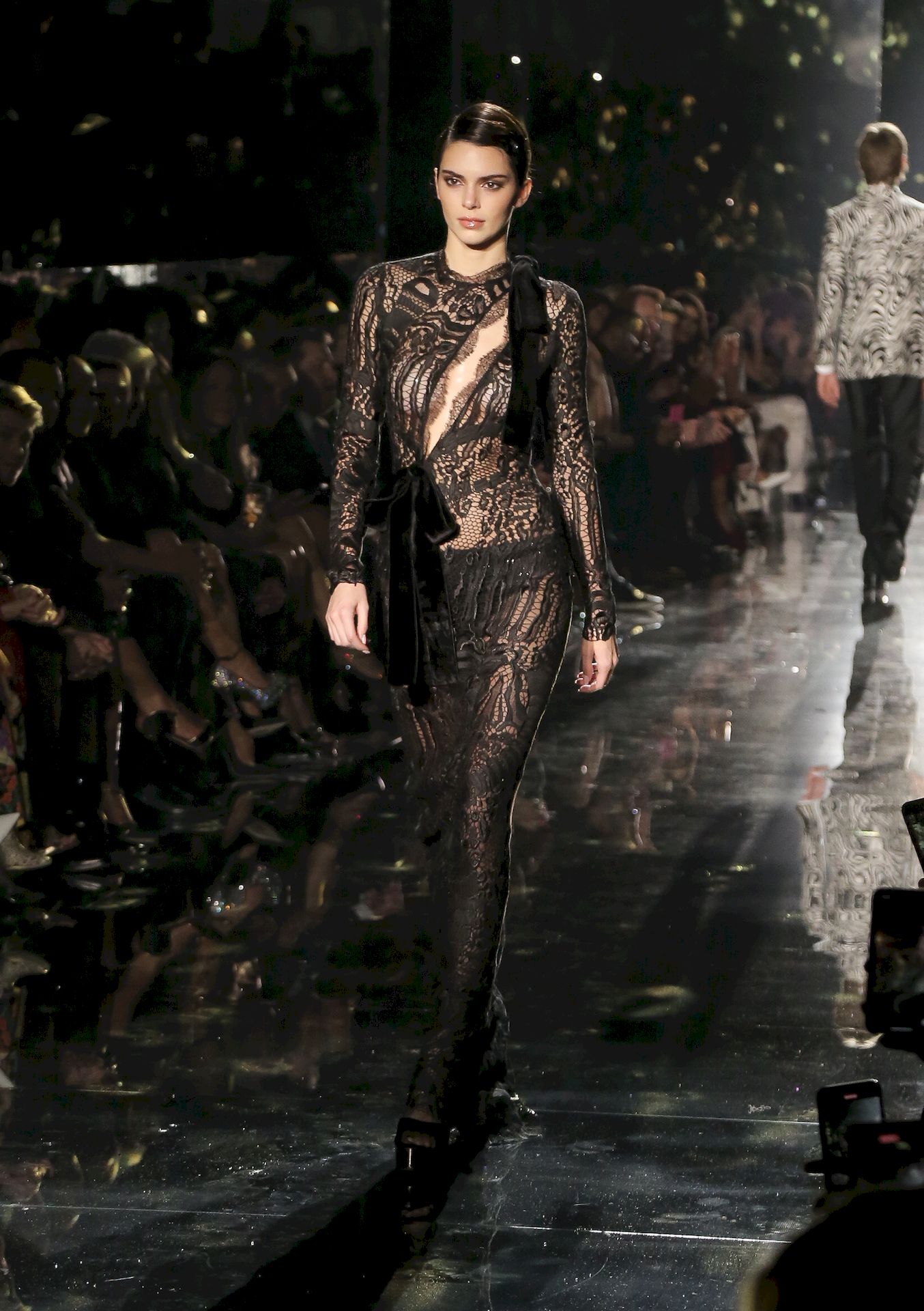 Kendall-Jenner-Walks-the-Runway-During-the-Tom-Ford-Show-0002.jpg