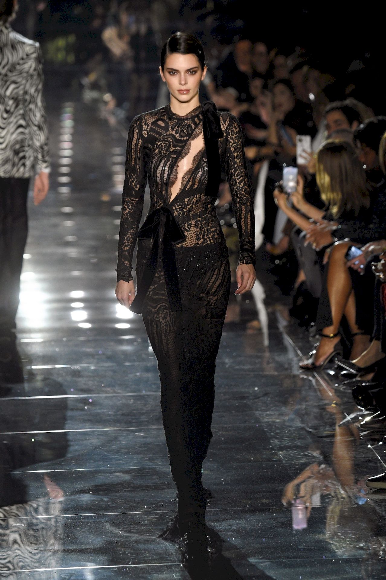 Kendall-Jenner-Walks-the-Runway-During-the-Tom-Ford-Show-0010.jpg
