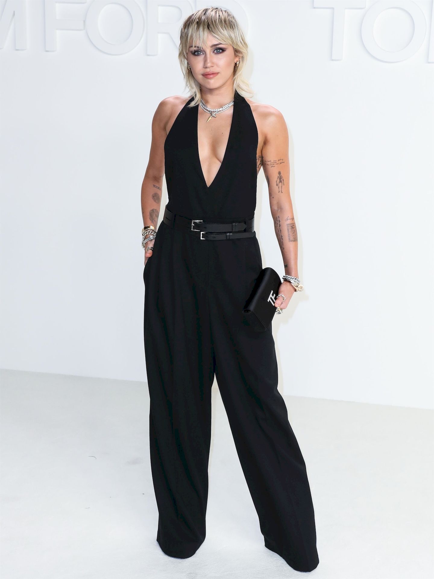 Miley-Cyrus-Looks-Sexy-at-the-Tom-Ford-Autumn_Winter-2020-Fashion-Show-0029.jpg