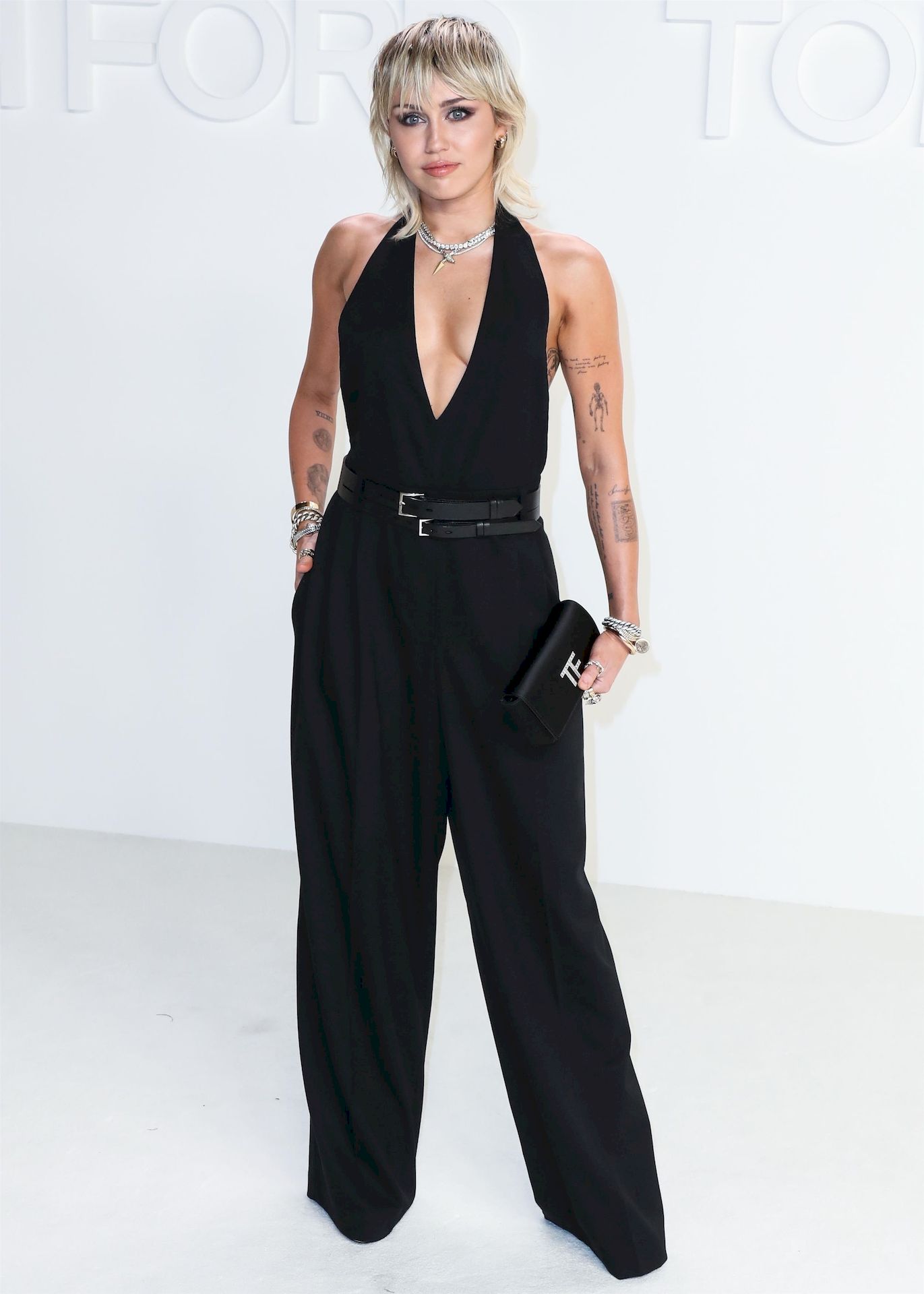 Miley-Cyrus-Looks-Sexy-at-the-Tom-Ford-Autumn_Winter-2020-Fashion-Show-0030.jpg