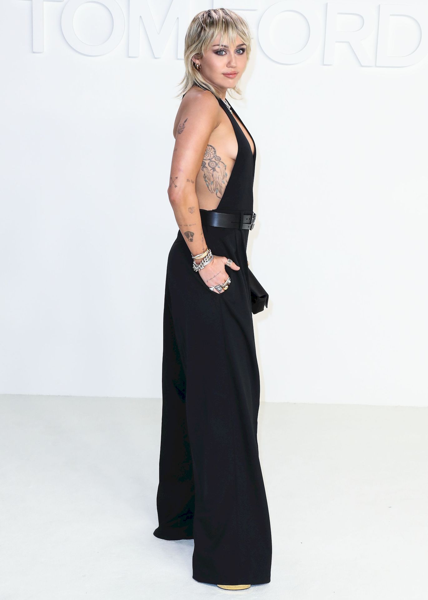 Miley-Cyrus-Looks-Sexy-at-the-Tom-Ford-Autumn_Winter-2020-Fashion-Show-0084.jpg