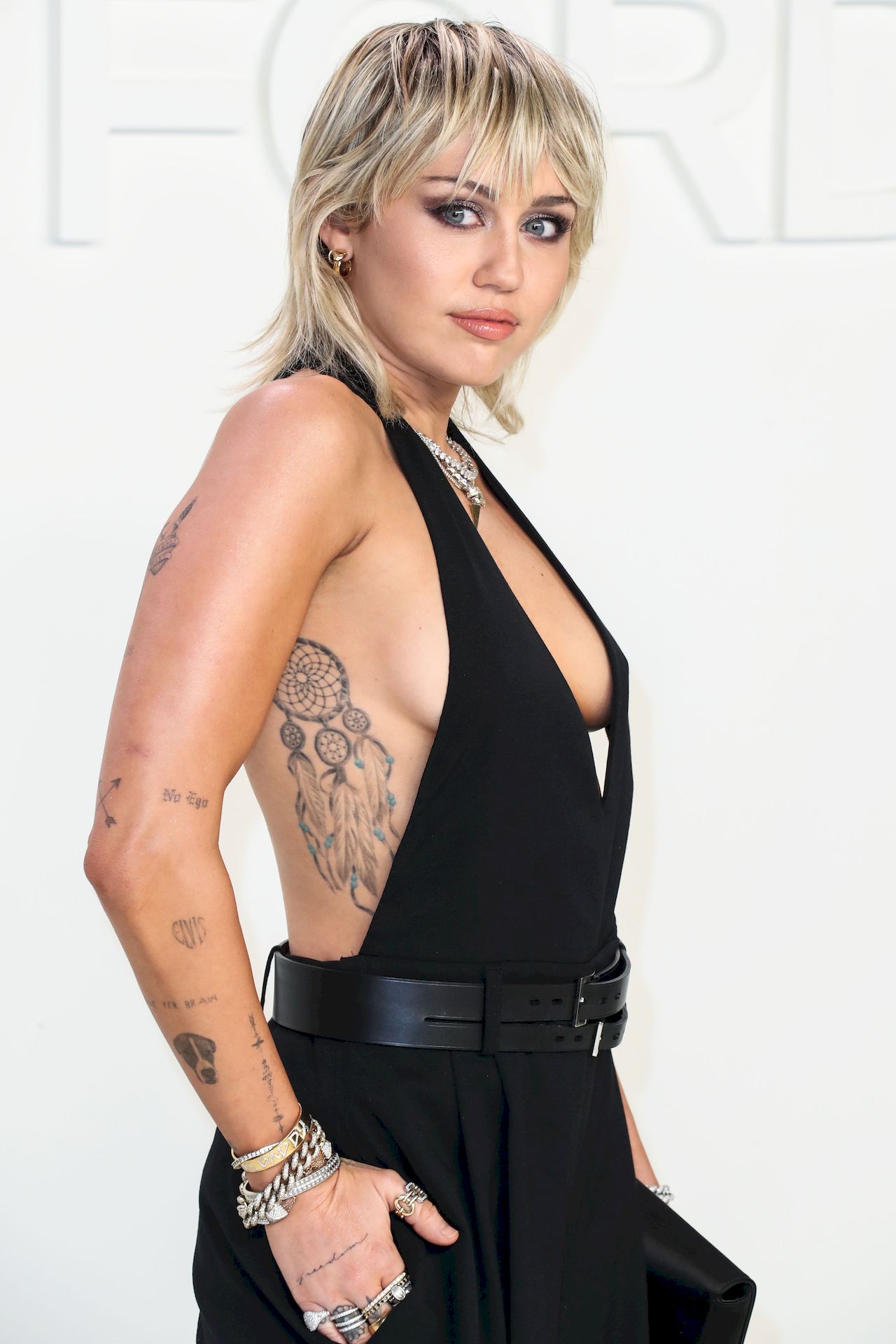 Miley-Cyrus-Looks-Sexy-at-the-Tom-Ford-Autumn_Winter-2020-Fashion-Show-0089.jpg